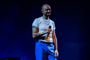 Mar del Plata, Argentina.- En las fotos tomadas el 22 de enero del 2024, el popular cantante y compositor Abel Pintos se despidió de Mar del Plata con un concierto en el teatro Trovador, el último de los 11 que ofreció en la ciudad, todos a sala a llena y con localidades agotadas, un hecho sin precedentes para un músico.