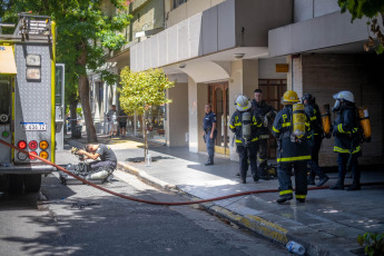 Mar del Plata, Argentina.- En las fotos tomadas el 22 de enero del 2024, tres dotaciones de bomberos controlaron un incendio que se inició en la cochera de un edificio de ocho pisos en la ciudad de Mar del Plata, que debió ser evacuado sin que se registraran heridos, informaron fuentes policiales y comunales. De acuerdo a las primeras informaciones, el incendio de desató en un auto que estaba en el interior de la cochera.