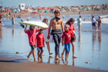 Mar del Plata.- En la foto tomada el 9 de enero de 2024, las playas de Mar del Plata. En el verano que celebrará su cumpleaños 150, la juventud se apropió de la ciudad con fiestas hasta el amanecer, jóvenes que llegan no solo de Capital Federal o del interior, también de países vecinos, y que consolidan un número sorprendente: el 44