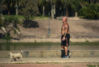 Mendoza, Argentina.- En las fotos tomadas el 29 de enero del 2024, las personas pasan tiempo al aire libre en medio de una ola de calor que afecta gran parte del país. La provincia de Mendoza, gran parte de Neuquén, Río Negro, localidades del este de La Pampa y de San Luis, y el sur de Buenos Aires se encuentran bajo alerta roja por calor extremo, el máximo nivel dispuesto por el Servicio Meteorológico Nacional, con temperaturas máximas que pueden llegar a los 38 grados.