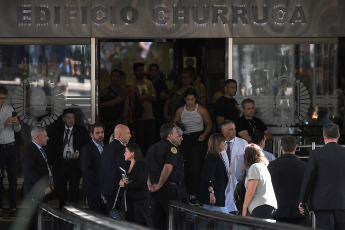 Buenos Aires, Argentina.- En las fotos tomadas el 23 de enero del 2024, la ministra de Seguridad de la Nación, Patricia Bullrich, confirmó la muerte de la niña Umma, la nena de 9 años e hija de un custodio de la ministra que había sido baleada en la nuca durante un robo en Lomas de Zamora. La niña, estaba internada en el hospital Churruca.