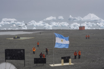 Antártida- En la foto del 13 de enero de 2024, el buque ARA Alte Irízar terminó la primera tanda de desembarco de materiales de construcción, víveres y combustible para el reaprovisionamiento de la base antártica argentina Petrel, donde también se trasladó a la nueva dotación, de 23 personas, y replegó a la dotación saliente, conformada de otras 20, en un despliegue logístico y militar de apoyo a la ciencia que llevó cuatro días operando las 24 horas en el marco de la Campaña Antártica de Verano (CAV).