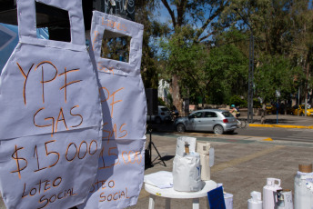 Neuquén, Argentina.- En las fotos tomadas el 17 de enero del 2024, militantes de movimientos sociales llevaron adelante una protesta en la ciudad de Neuquén para rechazar el precio "incontrolable" de la garrafa de gas, cuyo valor supera los 16.000 pesos (peso argentino) en algunos barrios de la capital provincial, afirmaron.