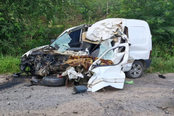 Buenos Aires, Argentina.- En las fotos tomadas el 3 de enero del 2024, muestra el lugar donde ocurrió un accidente de tránsito que dejó una persona muerta y otra herida. El hecho, sucedió al chocar de frente un camión y un vehículo utilitario en la ruta nacional 3, en la localidad bonaerense de Cañuelas, informaron fuentes viales.