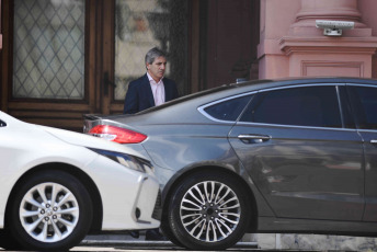 Buenos Aires.- En la foto tomada el 11 de enero de 2024, el ministro de economía Luis Caputo sale de la Casa Rosada luego de la Reunión de Gabinete.