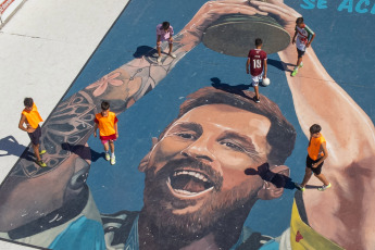 Mar del Plata, Argentina.- En las fotos tomadas el 15 de enero del 2024, muestra el mural de Lionel Messi pintado por dos artistas de la ciudad de Mar del Plata. El mural, de casi 100 metros cuadrados en el piso de cemento de una cancha de fútbol, en un balneario de Punta Mogotes, homenajea a Lionel Messi un año después de haber comandado a la selección Argentina que se consagró campeona del mundo en Qatar.