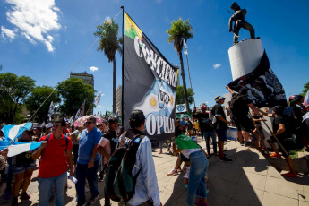 Corrientes, Argentina.- En las fotos tomadas el 24 de enero del 2024, manifestantes participan del paro general convocado por la Confederación General del Trabajo (CGT) nacional en oposición al DNU y la Ley Ómnibus propuestos por el presidente Javier Milei.