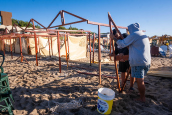 Miramar.- En la foto tomada el 10 de enero de 2024, un fuerte temporal de viento y granizo causó daños materiales y corte de la energía eléctrica ayer en la ciudad balnearia argentina de Miramar, afectando a sus pobladores y a cientos de turistas. Un joven de 16 años falleció por el fuerte impacto de una rama que le pegó en la cabeza y una mujer quedó herida con estado reservado como consecuencia del intenso temporal que se desató en Miramar, con lluvia, granizo y viento en medio de una tromba marina que causó algunos destrozos en la ciudad.