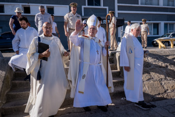 Mar del Plata, Argentina.- En las fotos tomadas el 27 de enero del 2024, la comunidad portuaria de la ciudad de Mar del Plata realizó una nueva edición de la procesión náutica de las tradicionales lanchas amarillas, en la que se homenajeó, como cada año, a los marineros muertos en naufragios, y se bendijeron los frutos de mar, para pedir por una buena pesca para 2024.