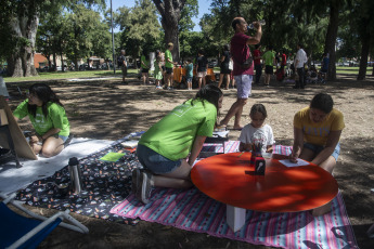 Buenos Aires, Argentina.- En las fotos tomadas el 21 de enero del 2024, las variadas actividades de ciencia, arte y tecnología se volvieron a reeditar por segunda vez, de forma gratuita, en el Parque Saavedra, como forma de reclamo de unos 60 estudiantes de universidades nacionales de carreras científicas, tecnológicas y de arte para pedir por la apertura de la programación de verano del Centro Cultural de la Ciencia (C3) que fue cancelado por las autoridades.