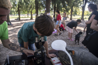 Buenos Aires, Argentina.- En las fotos tomadas el 21 de enero del 2024, las variadas actividades de ciencia, arte y tecnología se volvieron a reeditar por segunda vez, de forma gratuita, en el Parque Saavedra, como forma de reclamo de unos 60 estudiantes de universidades nacionales de carreras científicas, tecnológicas y de arte para pedir por la apertura de la programación de verano del Centro Cultural de la Ciencia (C3) que fue cancelado por las autoridades.