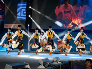 Córdoba, Argentina.- En las fotos tomadas el 24 de enero del 2024, durante la presentación del conjunto de malambo, 'El Ramalazo', en la ciudad cordobesa de Cosquín. El Festival Nacional de Folklore, empezó el sábado 20 de enero y se extiende hasta el domingo 28. Se trata de una de las celebraciones más importantes que se hacen en el país para homenajear la música representativa de los argentinos.