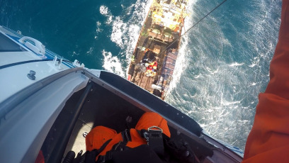 Bahía Blanca- En la foto del 12 de enero de 2024, personal de la Prefectura Naval Argentina aeroevacuó de urgencia al tripulante de un buque pesquero que sufrió un accidente a bordo mientras navegaba a 240 kilómetros de la ciudad de Bahía Blanca.