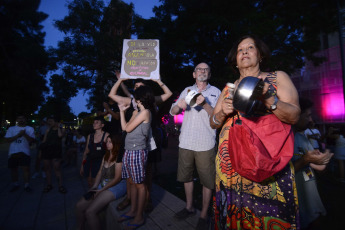 Santa Fé, Argentina.- En las fotos tomadas el 4 de enero del 2024, en el microcentro de la ciudad de Santa Fe Capital, se realizó un nuevo cacerolazo contra las medidas económicas. Es el tercer jueves consecutivo que se realiza esta convocatoria en rechazo a las medidas nacionales, como la Ley de Alquileres, al mega DNU y a la ley de desguace y privatizaciones enviada por el presidente Javier Milei al Congreso la semana pasada.