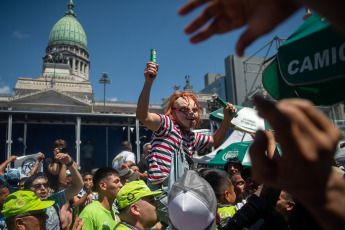 Buenos Aires, Argentina.- En las fotos tomadas el 24 de enero del 2024, manifestantes en la Plaza Congreso, con cortes parciales para el tránsito vehicular, en el marco del paro y movilización convocado por la CGT. Argentina vive su primera huelga general desde 2019, convocada por la principal central sindical del país, contra las amplias reformas impulsadas por el Gobierno del libertario Javier Milei.