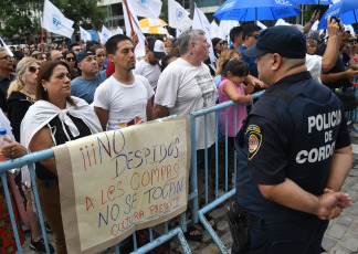 Córdoba.- En la foto tomada el 9 de enero de 2024, una movilización de gremios estatales en rechazo a los despidos de trabajadores públicos de la provincia y la exigencia de ‘reincorporación inmediata’ que, según los datos sindicales, afecta particularmente al sector de la salud.