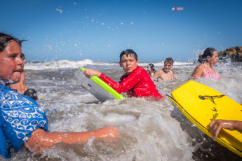 Mar del Plata, Argentina.- En las fotos tomadas el 25 de enero del 2024, las personas disfrutan de la playa durante el verano en la ciudad costera de Mar del Plata. El Servicio Meteorológico Nacional (SMN) informó que rige una serie de alertas por altas temperaturas en diferentes puntos de la Argentina que superarían los 40 grados. Las provincias afectadas por alertas rojas, naranjas y amarillas son Buenos Aires, La Pampa, Mendoza, San Juan, San Luis, Neuquén, Río Negro y Chubut.