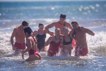 Mar del Plata.- En la foto tomada el 9 de enero de 2024, guardavidas, efectivos de Prefectura Naval Argentina (PNA) y de la policía bonaerense, personal de Defensa Civil y del Sistema de Atención Médica de Emergencias (SAME) de Mar del Plata desplegaron hoy un simulacro de rescate en el mar frente a la playa, en el que intervinieron embarcaciones, motos de agua, ambulancias y un helicóptero.