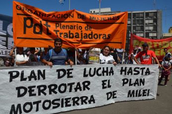 Parana, Argentina.- En las fotos tomadas el 24 de enero del 2024, manifestantes participan del paro general convocado por la Confederación General del Trabajo (CGT) nacional en oposición al DNU y la Ley Ómnibus propuestos por el presidente Javier Milei.