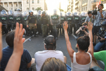 Buenos Aires, Argentina.- En las fotos tomadas el 31 de enero del 2024, efectivos de la Gendarmería y de la Policía Federal intervinieron para desalojar a manifestantes de agrupaciones políticas de izquierda y de organizaciones sociales ubicados frente al Congreso Nacional, con el objetivo de liberar la vía pública que habían ocupado como parte de la protesta contra los proyectos impulsados por el Gobierno.