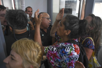 Delta de Tigre, Argentina.- En las fotos tomadas el 3 de enero del 2024, habitantes de las islas del Delta de Tigre realizaron una asamblea en la estación fluvial ante 'la falta de respuestas del comité de crisis' por los cortes del suministro de electricidad que afectan a cientos de usuarios tras el temporal del 17 de diciembre pasado. La empresa Edenor, prestadora del servicio eléctrico en la zona de islas, informó que el 56