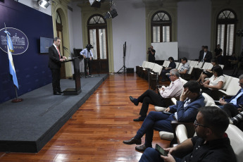 Buenos Aires, Argentina.- En las fotos tomadas el 3 de enero del 2024, el portavoz presidencial, Manuel Adorni, brindó una conferencia de prensa. Adorni, dijo que el Gobierno está llevando adelante "un plan para estabilizar" la economía, por lo que en la reunión con la comitiva del Fondo Monetario Internacional (FMI) que se realizará mañana "no deberíamos tener absolutamente ninguna diferencia".