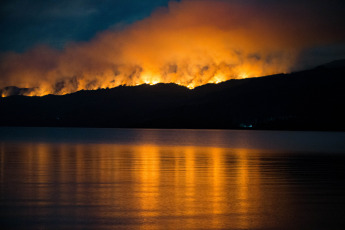 Rio Negro, Argentina.- En las fotos tomadas el 29 de enero del 2024, casi 100 brigadistas combaten por tierra el incendio en el Parque Nacional Los Alerces. El Servicio Meteorológico Nacional, reportó temperaturas récord de más de 40 grados Celsius en el país. Declarado Patrimonio de la Humanidad por la Organización de las Naciones Unidas para la Educación, la Ciencia y la Cultura, el sitio afectado es crucial para la conservación de especies de flora y fauna endémicas o en peligro de extinción.