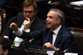 Buenos Aires, Argentina.- En las fotos tomadas el 31 de enero del 2024, Miguel Ángel Pichetto (d), jefe de bloque de Hacemos Coalición Federal y Nicolás Massot (i), en el recinto de Diputados. La Cámara de Diputados debate el proyecto de Ley Ómnibus enviado por Javier Milei, luego de las negociaciones del oficialismo con la oposición que le aseguraron el piso de 129 diputados para habilitar la sesión.