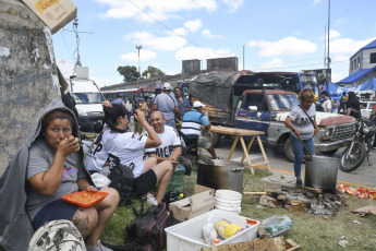 Buenos Aires, Argentina.- En las fotos tomadas el 17 de enero del 2024, movimientos sociales y territoriales iniciaron una "Jornada nacional de lucha hacia el paro nacional del 24 de este mes", que consiste en la realización de "distintas acciones en todo el país para frenar el ajuste del Gobierno", entre las que se encuentran la realización de asambleas en distintos puntos de la Ciudad Autónoma de Buenos Aires y la instalación de radios abiertas en las estaciones Retiro, Once y Constitución.