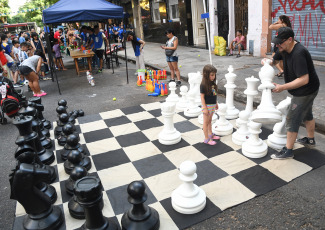 Buenos Aires- En la foto tomada el 6 de enero de 2024, la asociación civil Tierra, Techo y Trabajo realizó una jornada de festejo sobre la calle Padilla, entre Acevedo y Malabia, en el barrio porteño de Villa Crespo.