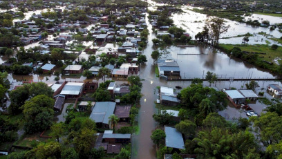 Corrientes.- In the photo taken on January 11, 2024, with a national route cut in two sections, evacuations and landslides, the center and south of the province of Corrientes suffers today a rainy season that far exceeded its historical records, with marks of up to 400 millimeters of falling water in the last few hours.