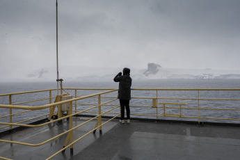 Antártida.- En la foto tomada el 17 de enero de 2024, las familias que invernaron en la base antártica argentina Esperanza emprendieron el retorno a sus hogares en el avión Hércules C-130 desde la base Marambio a Río Gallegos, tras haber sido transitoriamente alojadas en el rompehielos ARA Almirante Irízar (RHAI) hasta este martes a la madrugada. Se trata de siete familias con un total de 12 niños y niñas, 4 adolescentes y 2 jóvenes, en un rango etario de 5 a 20 años.