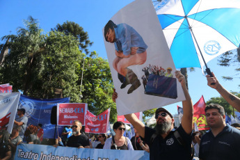 Posadas, Argentina.- En las fotos tomadas el 24 de enero del 2024, manifestantes participan del paro general convocado por la Confederación General del Trabajo (CGT) nacional en oposición al DNU y la Ley Ómnibus propuestos por el presidente Javier Milei.