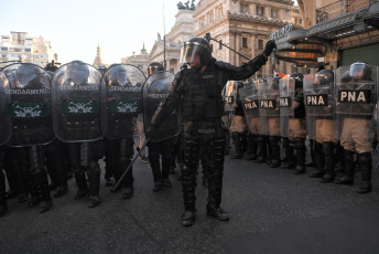 Buenos Aires, Argentina.- En las fotos tomadas el 31 de enero del 2024, efectivos de la Gendarmería y de la Policía Federal intervinieron para desalojar a manifestantes de agrupaciones políticas de izquierda y de organizaciones sociales ubicados frente al Congreso Nacional, con el objetivo de liberar la vía pública que habían ocupado como parte de la protesta contra los proyectos impulsados por el Gobierno.