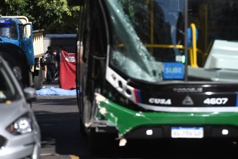 Buenos Aires.- En la foto tomada el 12 de enero de 2024, dos personas murieron esta mañana tras un choque entre un camión y un colectivo de la línea 99 en el barrio porteño de Balvanera y cinco heridos fueron trasladados para recibir asistencia por politraumatismos, informó el titular del Sistema de Atención Médica de Emergencias (SAME), Alberto Crescenti.