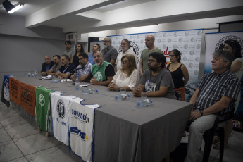 Buenos Aires- En la foto tomada el 12 de enero de 2024, gremios que agrupan a trabajadores estatales pertenecientes a distintos sectores, niveles y poderes del Estado así como de las empresas públicas realizaron hoy al mediodía una conferencia de prensa en la cual lanzaron un frente de unidad y anunciaron una jornada nacional de lucha en defensa del empleo público.