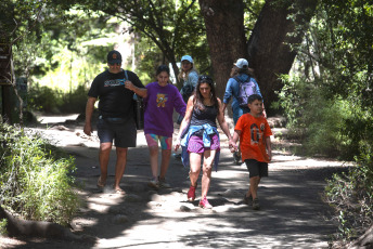 Bariloche, Argentina.- En las fotos tomadas el 18 de enero del 2024, argentinos visitan la ciudad turística de Bariloche en la temporada de verano. Con un 70 por ciento de ocupación hotelera registrada, la primera quincena de enero dejó en Bariloche un saldo turístico mejor del que empresarios y autoridades preveían, aunque no logró despejar la “preocupación” del sector privado por la forma en que continuará la temporada.