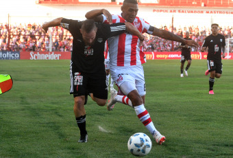 Córdoba, Argentina.- En las fotos tomadas el 25 de enero del 2024, durante el partido entre Deportivo Riestra e Instituto en la primera fecha de la zona A de la Copa de la Liga Profesional en el estadio Monumental de Alta Córdoba. La "Gloria" y el "Malevo" empataron 0 a 0. El local estuvo más cerca pese a jugar con 10 desde los 39 minutos del primer tiempo por la expulsión de Gregorio Rodríguez.