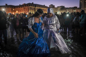 Mar del Plata, Argentina.- In the photos taken on February 4, 2024, a crowd participates in the cultural and religious religious festival on the Mar del Plata coast to honor Mother Iemanjá and celebrate the 40 years of its celebration in this city, in addition to the 25 consecutive ones at Playa Popular II. Like every first Sunday in February and with an attendance estimated at more than 15 thousand people, Mar del Plata was the scene of the celebration that honors the Africanist orixá and honors culture and Diversity.