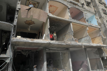 Franja de Gaza, Palestina.- En la fotografía tomada el 24 de febrero de 2024 se muestra un edificio destruído en un ataque aéreo israelí en la ciudad de Rafah, en el sur de la Franja de Gaza. Al menos ocho palestinos, entre ellos un niño, murieron en un ataque aéreo israelí dirigido a una casa en la ciudad de Rafah, confirmaron el sábado fuentes médicas palestinas.