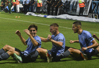 Córdoba, Argentina.- En las fotos tomadas el 19 de febrero del 2024, Belgrano se enfrenta a Sarmiento en un compromiso correspondiente a la sexta jornada de la Copa de la Liga Profesional 2024. Belgrano derrotó 4-1 a Sarmiento. El futbolista peruano Bryan Reyna, marcó su primer gol con Belgrano y se afianza en el once titular.