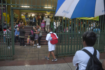 Buenos Aires, Argentina.- En la foto tomada el 26 de febrero de 2024, el ciclo lectivo 2024 comienza hoy en la ciudad de Buenos Aires y siete provincias, en un escenario marcado por el paro con movilización convocado por la Confederación de Trabajadores de la Educación de la República Argentina (Ctera) en reclamo de la paritaria nacional y en rechazo de la eliminación del Fondo Nacional de Incentivo Docente (Fonid), que impactará de diferente manera en cada distrito, según las demandas específicas del gremio en cada lugar.