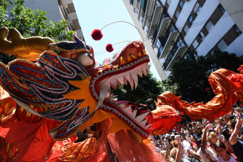 Buenos Aires, Argentina.- En las fotos tomadas el 11 de febrero del 2024, miles de personas participaron en el Barrio Chino de Belgrano de las celebraciones para recibir el Año Nuevo Lunar, el 4722 del Dragón de Madera, con actividades que incluyeron dragones danzantes, caligrafía china, actividades culturales, música con instrumentos tradicionales y bailes típicos.