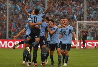 Córdoba, Argentina.- En la fotografía tomada el 24 de febrero de 2024 en Córdoba, Argentina, muestra momentos del partido disputado entre Talleres y Belgrano de Córdoba, en el estadio Julio César Villagra. En la séptima fecha, donde se juegan todos los clásicos, los equipos cordobeses empataron 2 a 2. Los goles de Talleres los convirtieron Sosa (31') y Martínez (48'). Los tantos de Belgrano los marcaron Reyna (1') y Meriano (37').