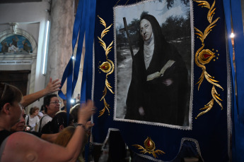 Buenos Aires, Argentina.- En las fotos tomadas el 11 de febrero del 2024, cientos de fieles participaron de una misa en la basílica de Nuestra Señora de la Piedad, ubicada en el barrio porteño de San Nicolás, en la que realizaron veneración de reliquias y una procesión con la imagen de María Antonia de San José de Paz y Figueroa, conocida como Mama Antula, quien fue convertida este domingo en la primera santa argentina.