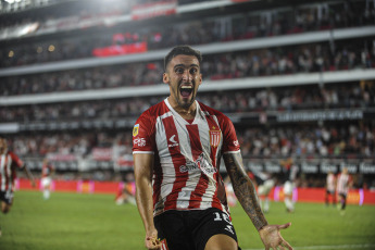 Buenos Aires, Argentina.- En las fotos tomadas el 19 de febrero del 2024, Estudiantes enfrenta a Newell's, en el cierre de la 6ª fecha de la Copa de la Liga Argentina en el estadio Jorge Luis Hirsch. Estudiantes de La Plata venció a Newell’s Old Boys con dos goles del uruguayo Mauro Méndez para ganar 2-0, subiendo al segundo puesto de la Zona B de la Copa de la Liga del fútbol argentino.