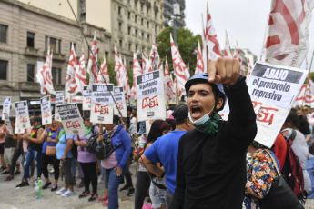 Buenos Aires, Argentina.- En las fotos tomadas el 6 de febrero del 2024, muestra el fuerte operativo de seguridad frente al Congreso mientras la Cámara de Diputados retomaba la sesión especial de la denominada Ley Ómnibus. Las reformas del presidente de Argentina, Javier Milei, dieron marcha atrás, por falta de apoyo de sus aliados en la Cámara de Diputados, que volverá a tratarlas desde cero en una comisión.