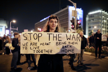 Tel Aviv, Israel.- En la fotografía tomada el 24 de febrero de 2024 en Tel Aviv se observa a manifestantes en la protesta contra la guerra en la Franja de Gaza. El objetivo de la manifestación fue perdir el sece de los enfrentamientos llevados a cabo en Gaza.