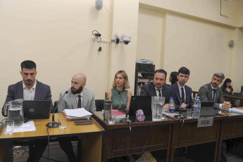 Buenos Aires, Argentina.- En las fotos tomadas el 29 de febrero del 2024, durante el juicio que se le sigue en tribunales al ex gobernador tucumano José Alperovich, acusado de nueve delitos contra la integridad sexual en perjuicio de su sobrina y exempleada. El juicio, se reanudó con la declaración de una de las hijas del acusado, una ex senadora y compañera de bancada, así como el padre de la denunciante y primera persona a la que ella le contó lo sucedido.