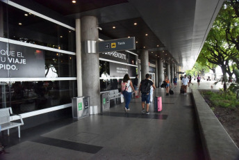 Buenos Aires, Argentina.- En las fotos tomadas el 4 de febrero del 2024, un total de 19 personas en situación de calle que dormían en el aeroparque Jorge Newbery fueron desalojadas este fin de semana en un operativo ordenado por organismos nacionales que operan en la estación aérea y el Ministerio de Desarrollo Humano y Hábitat porteño, se informó oficialmente.